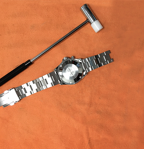 How to Adjust the Common Watch Bracelet